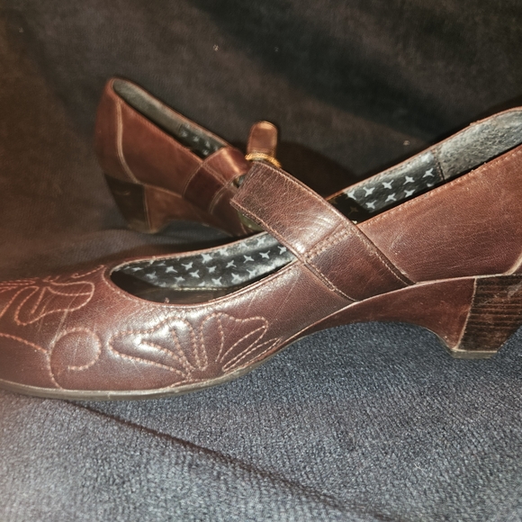 PIKOLINOS Size 7 Brown Low Heels with Gold Buckle - Picture 6 of 13